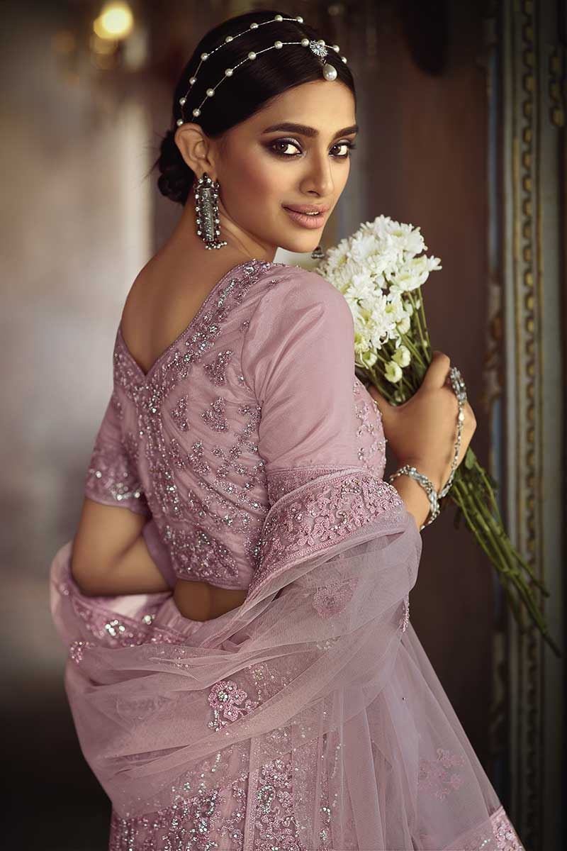 Beautiful bride @shah____mansi in custommade blush pink  @dishapatilpretcouture lehenga #umaidbhavan… | Side bun hairstyles, Bun  hairstyles, Wedding bun hairstyles
