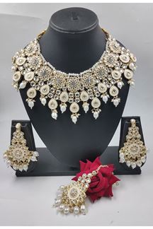 Picture of Classy Off-White Designer Necklace Set for Reception or Engagement